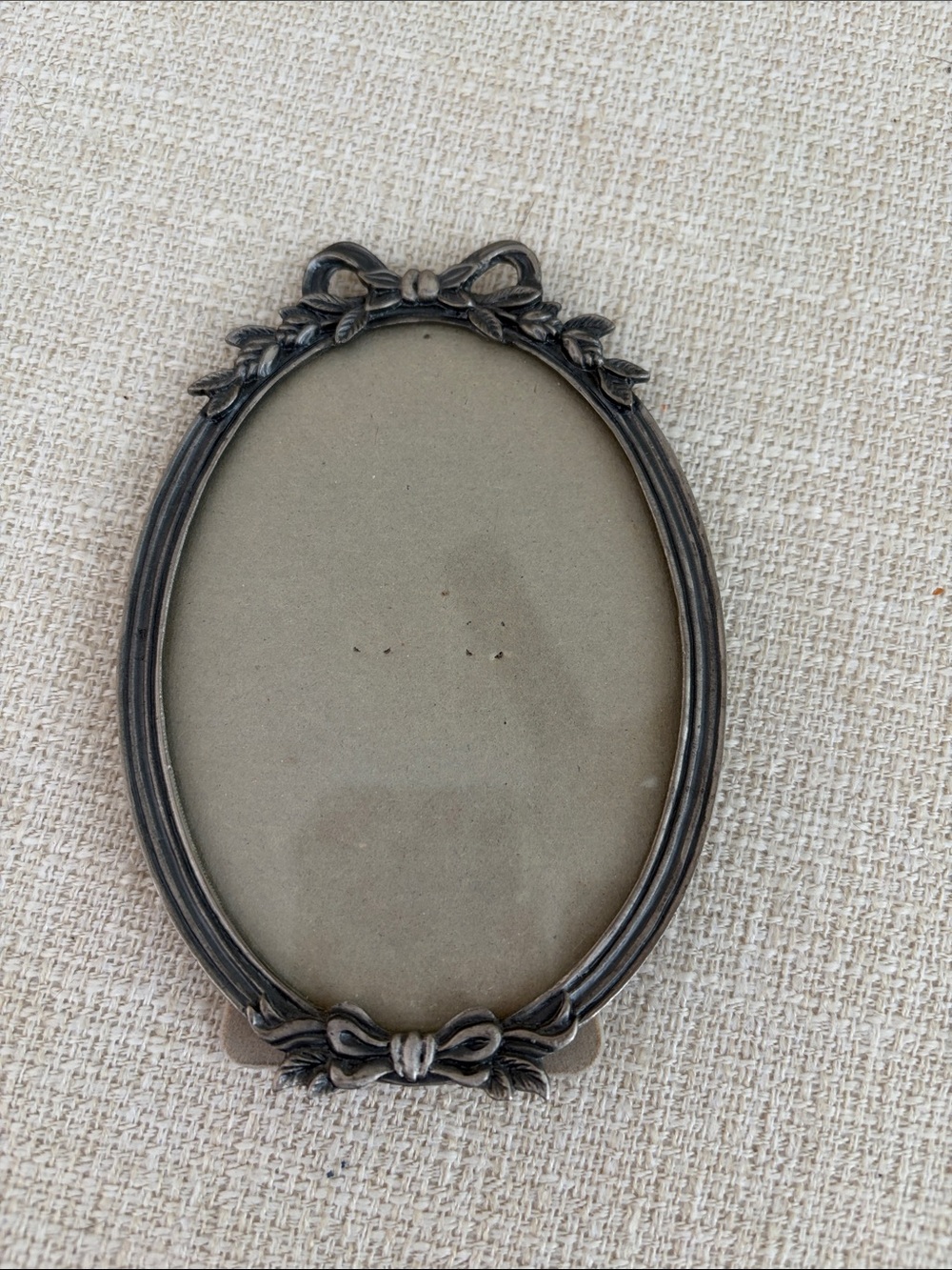Vintage-Style Oval Ribbon Photo Frame
